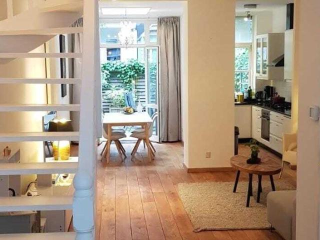 Dubbel benedenhuis appartement met open portiek te huur in Amsterdam