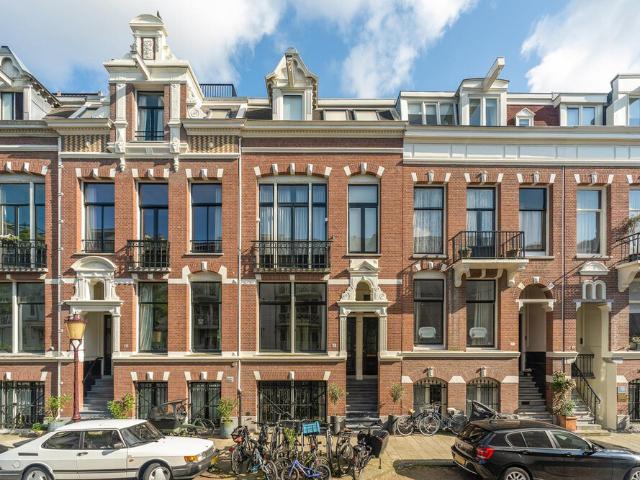 Dubbel benedenhuis bel etage te huur in Amsterdam