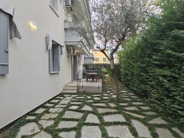 Due camere con giardino e garage