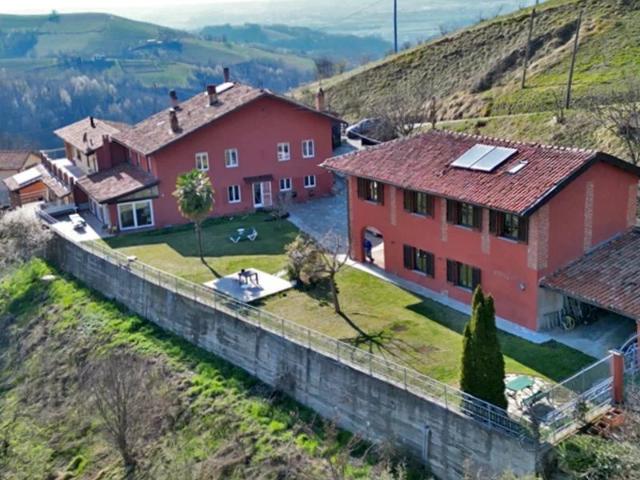 Due cascine ristrutturate con giardino e vista panoramica 650m² Belvedere Langhe