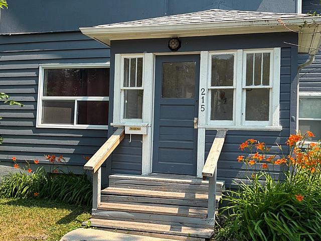 Duplex, 2 1/2 Storey, 8+ Bedroom, 2 Bathroom Attached Garage