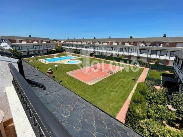 Duplex con amplia terraza en urbanización con piscina