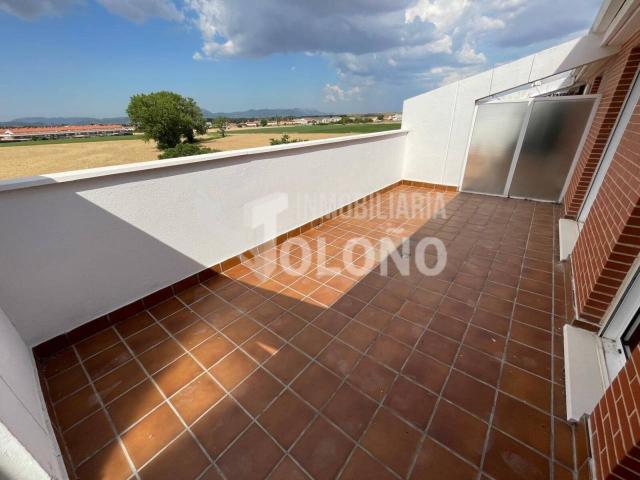 Duplex con amplia terraza y en urbanización con piscina