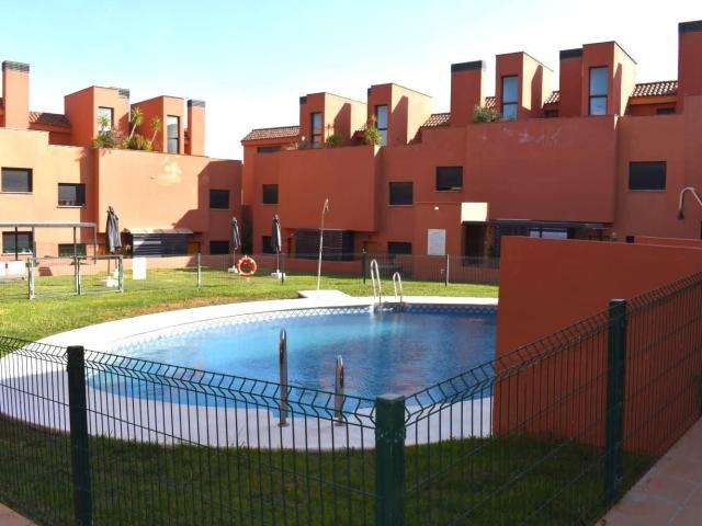 Vivienda de 2 plantas con terraza y piscina en urbanización privada en Guillena