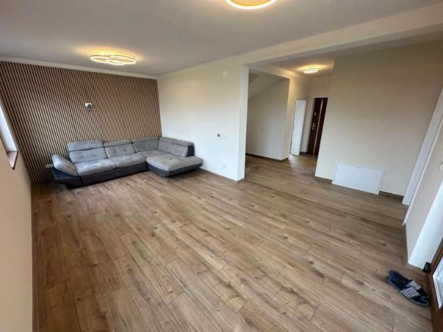 Duplex cu camera pe parter