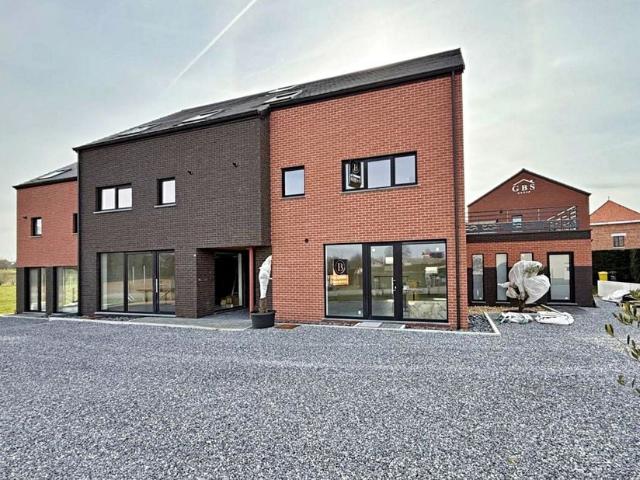 Duplex à vendre pour 299000 euro avec 3 chambres à coucher