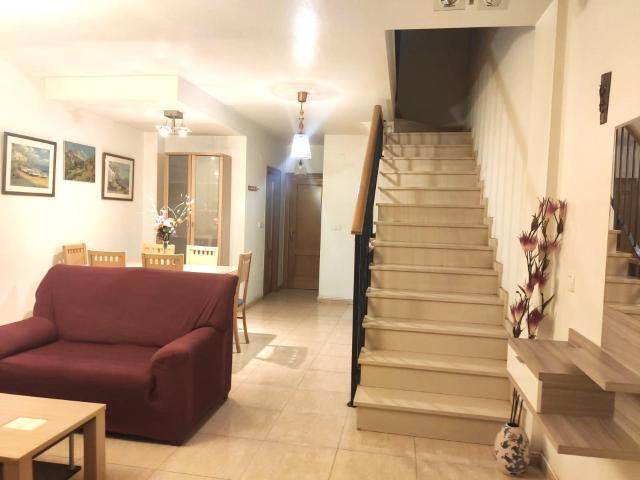 DUPLEX ADOSADO DE 4 DORMITORIOS EN LORQUI+ SEMIAMUEBLADO
