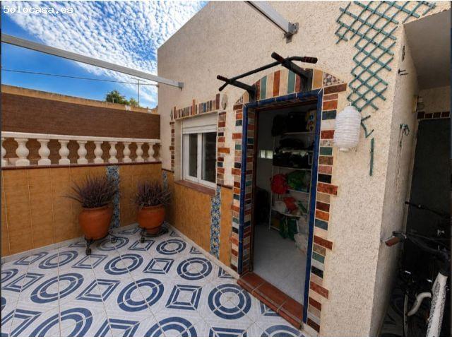DÚPLEX ADOSADO ORIENTACIÓN SUR CON GRAN TERRAZA DE 60 M² Y 3 DORMITORIOS