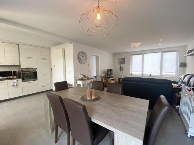 DUPLEX APPARTEMENT met zonnig TERRAS en AUTOSTANDPLAATS in c