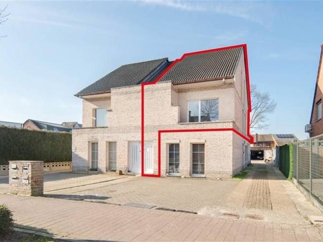 Duplex appartement met 2 slaapkamers, ruim terras en 2 staan