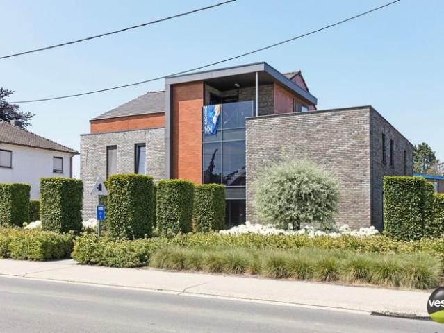 DUPLEX APPARTEMENT VAN 183M² MET 5 SLAAPKAMERS NABIJ CENT.