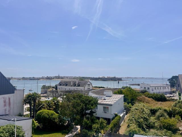 Duplex avec terrasse, vue mer entièrement rénové à Larmor Plage