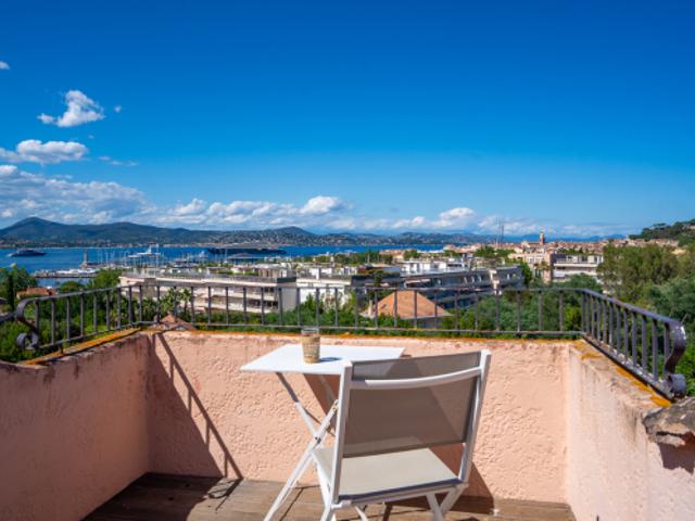 Duplex avec toit terrasse – Vue panoramique sur Saint Tropez
