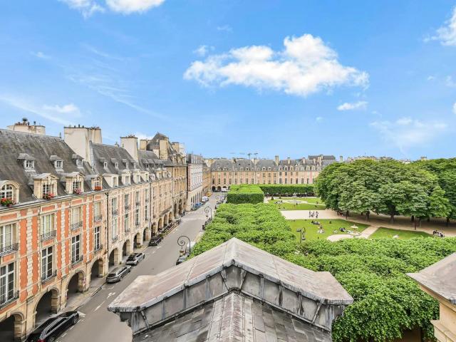 Duplex avec vue sur la Place des Vosges 163m² Le Pré Saint Gervais