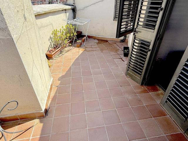 DÚPLEX GRANDE DE 4 HAB, 3 BAÑOS, 2 TERRAZAS Y PARKING. AÑO 2.001