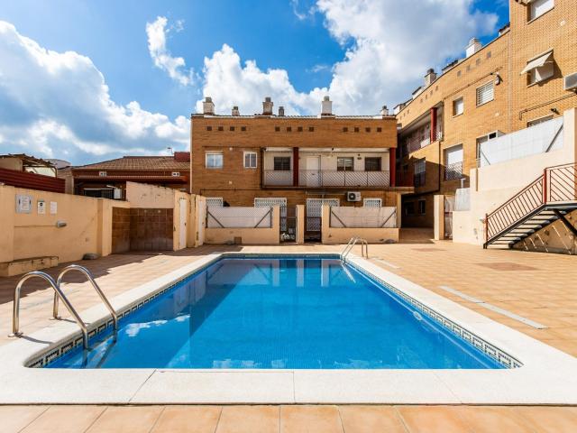 DÚPLEX DE 3 HABITACIONES CON PISCINA Y PARKING EN MEJOR ZONA DE RUBÍ, CAN ROSÉS