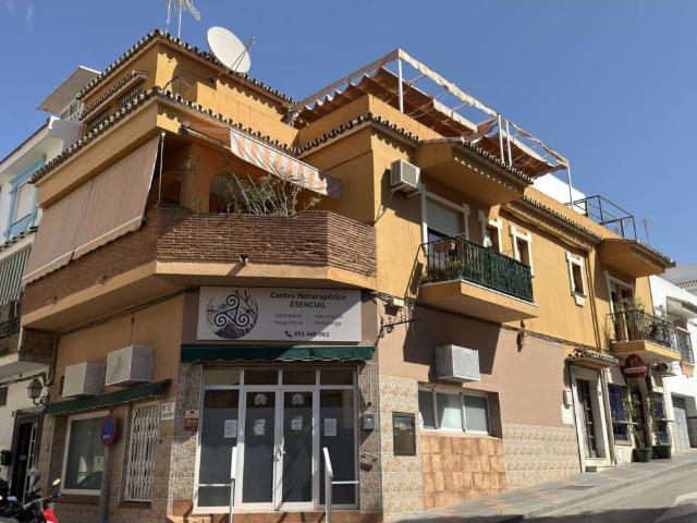 DÚPLEX DE 180 M² CON ENTRADA INDEPENDIENTE Y SOLARÍUM PRIVADO EN LAS LAGUNAS, MIJAS COSTA