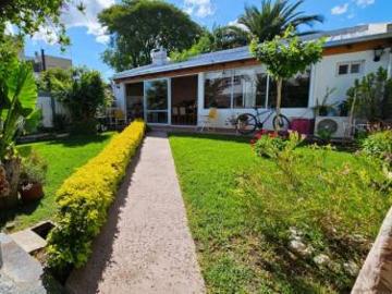 Duplex de 2 dormitorios con jardín, galería y quincho con parrillero! Magnífica ubicación! Sarmiento e/Rivadavia y Cúneo