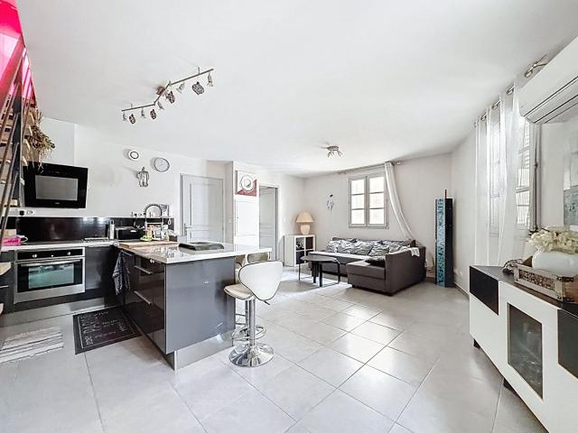 Duplex de 95.92 m2 avec Terrasse et Double Garage, Coeur Hi. 96m² Avignon