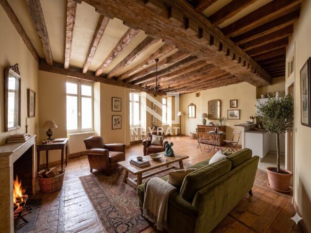 Duplex de caractère type T4 au cœur de Beaune 107.1 m2 379 000 € BEAUNE