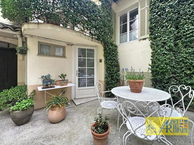 Duplex de charme avec balcon et jardin sur le Remparts d'Ant