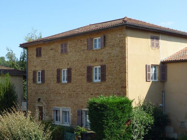 Duplex de charme dans bâtisse en pierres avec garage et parking au cœur du village