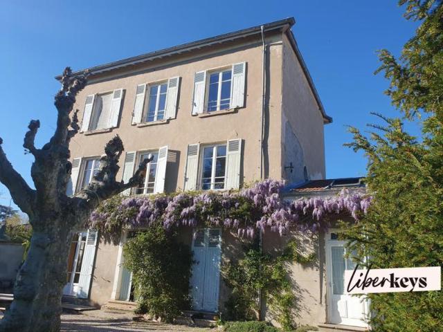 Duplex de charme de 87 m² – Dernier étage d'une maison bourgeoise – Terrasse tropézienne