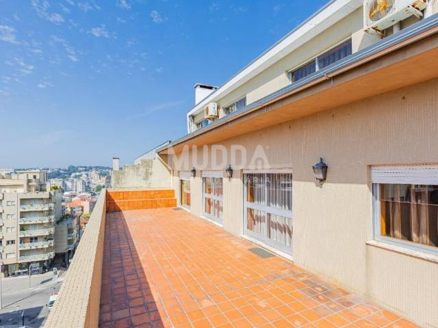 Duplex de Grandes Dimensões no Centro | 254 m² + Terraços| Localização Premium