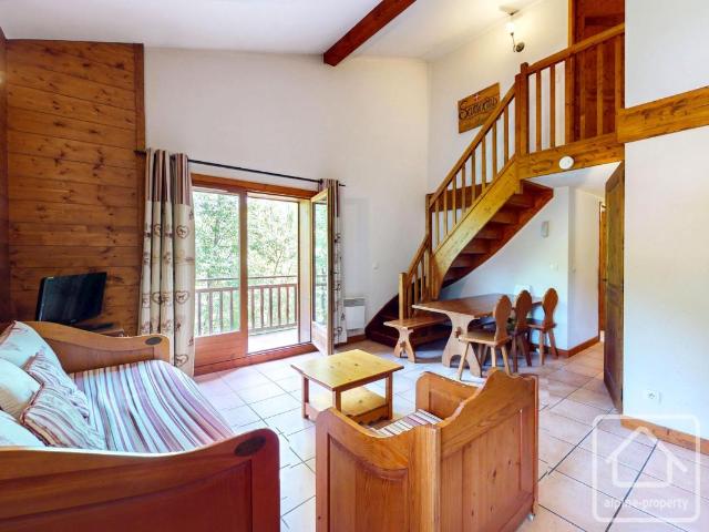 Duplex de deux chambres à proximité du centre de Samoëns, offrant d’excellentes prestations, de superbes vues et un beau potentiel de modernisation