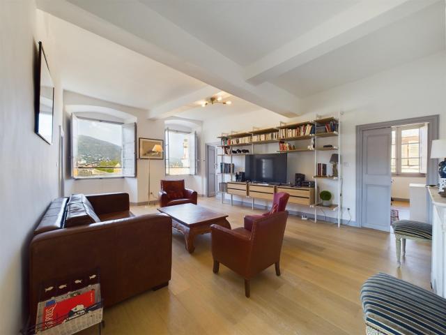 Duplex de T5 de 172m² avec vue mer au coeur de la citadelle. 127m² Bastia