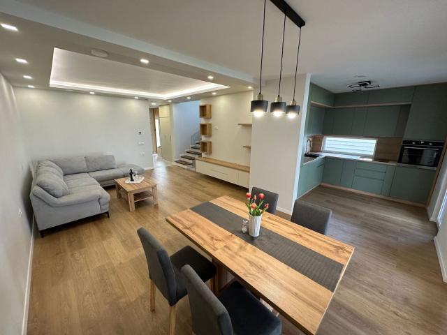 Duplex deosebit cu garaj și subsol