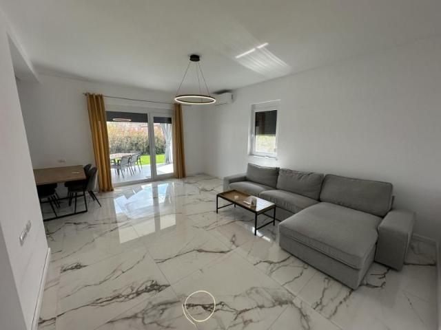 Duplex despartit prin garaj zona Ikea