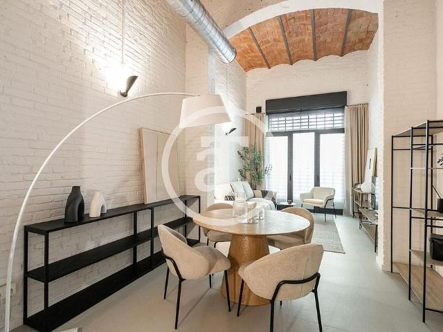 Dúplex en alquiler en calle De la Diputació, Barcelona, de 77 m² 2 habitaciones por 2.200