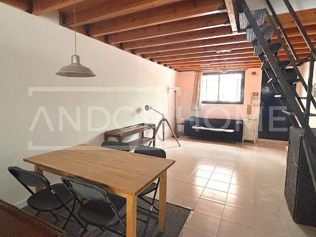 Dúplex en alquiler en calle De Les Carretes, Barcelona, de 80 m² 2 habitaciones por 1.210