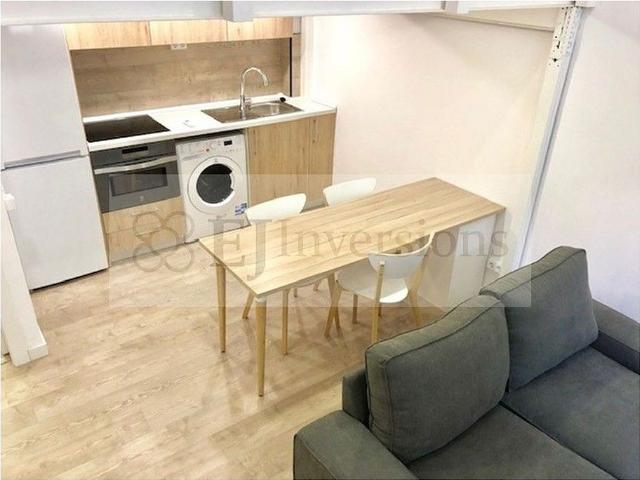 Dúplex en alquiler en calle De Sant Baltasar, Barcelona, de 35 m² 1 habitación por 990