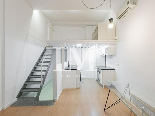 Estudio en alquiler en calle De Santa Perpètua, Barcelona, de 60 m² por 1.150