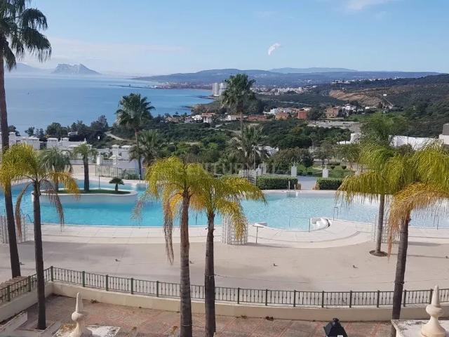 Dúplex en Manilva, Málaga: Vistas al mar y acceso a golf, Inversión y Vacaciones