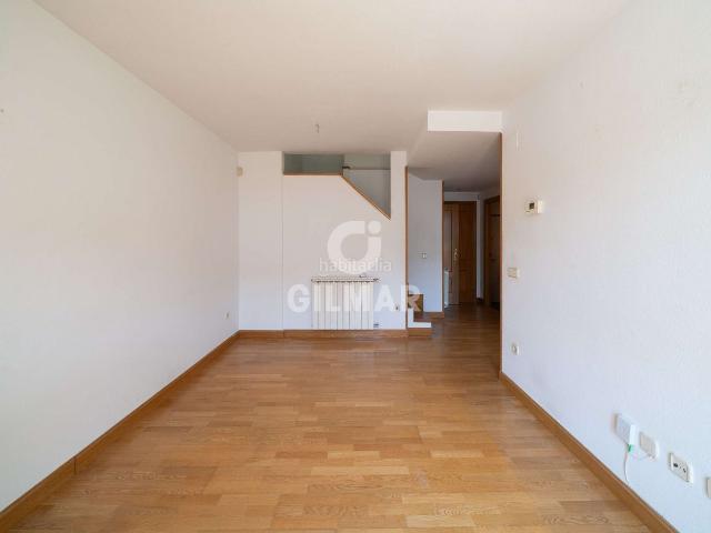 Dúplex en venta en Collado Villalba, Villalba Pueblo. Se presenta este magnífico dúplex en Prado del Santo, una de las urbanizaciones más cotizadas de Collado Villalba.El piso cuenta c. Dúplex Collado.