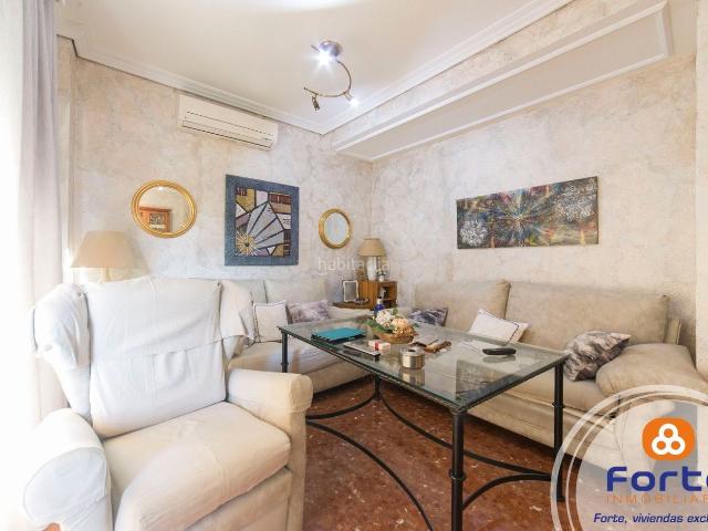 Dúplex en venta en Córdoba, Santa Rosa Valdeolleros. ESTUPENDA CASA DUPLEX, SON DOS VIVIENDAS, PARA ENTRAR AVIVIR JUNTO AL VIAL NORTE. Dúplex.