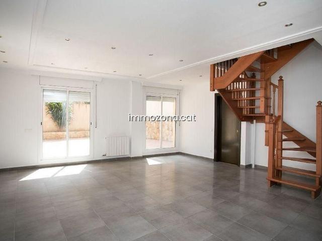 Dúplex en venta en calle Giralda, Blanes, de 114 m² 4 habitaciones por 154.550