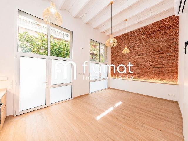 Dúplex en venta en calle De Folgueroles, Barcelona, de 84 m² 3 habitaciones por 545.000