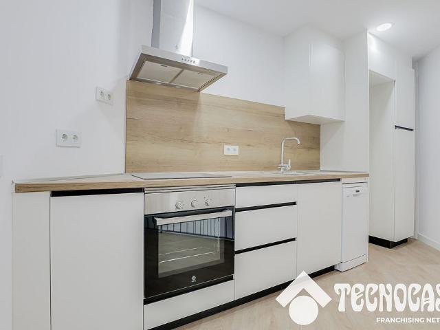 Dúplex en venta en calle De Federico García Lorca, Badalona, de 99 m² 4 habitaciones por 237.000