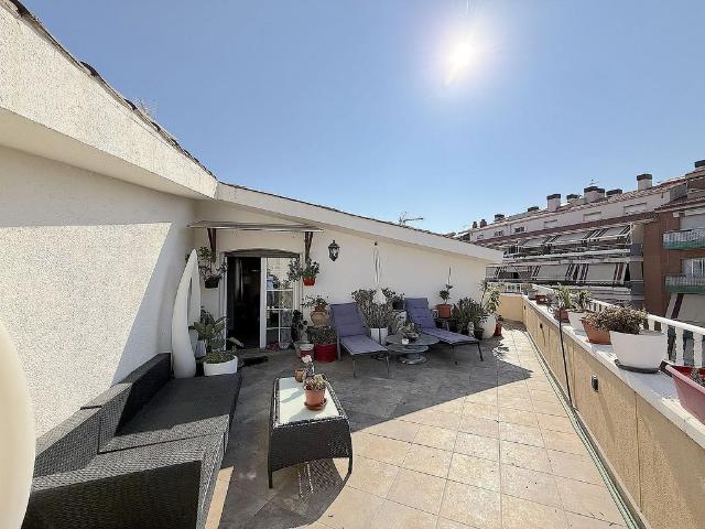 Dúplex en venta en calle De Narcís Monturiol, Castelldefels, de 144 m² 4 habitaciones por 748.000