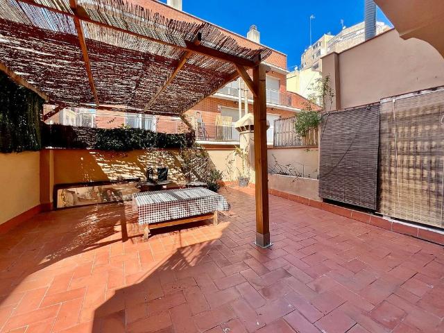 Dúplex en venta en calle De Sant Medir, Barcelona, de 98 m² 4 habitaciones por 735.000
