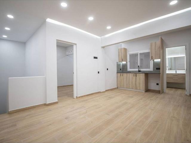 Dúplex en venta en calle De Portolà, Barcelona, de 100 m² 4 habitaciones por 430.000