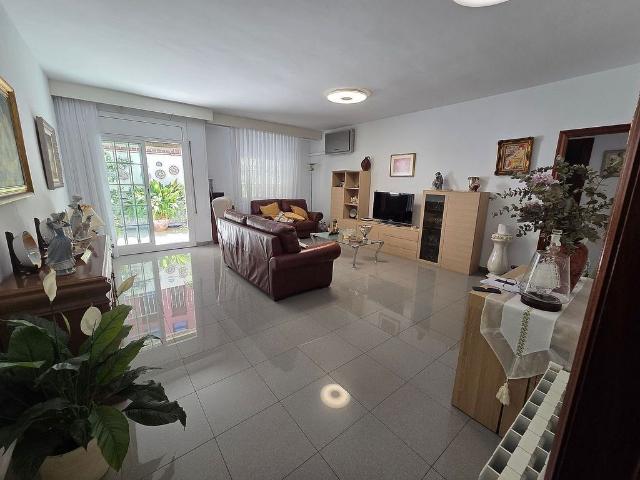 Dúplex en venta en calle De Ramoneda, Cornellà de Llobregat, de 174 m² 6 habitaciones por 450.000