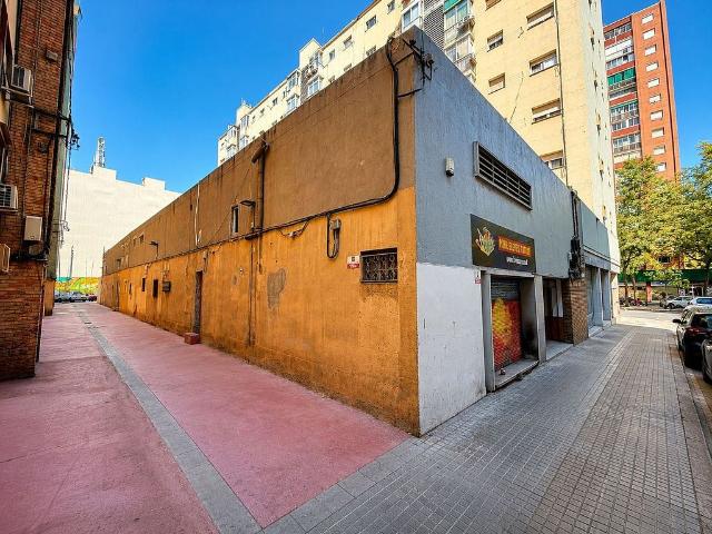 Dúplex en venta en calle Del Camp Arriassa, Barcelona, de 139 m² 4 habitaciones por 215.000