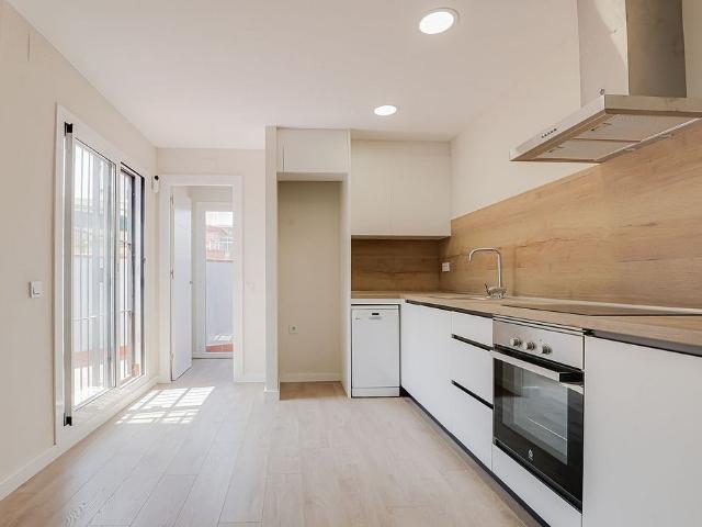 Dúplex en venta en calle D'hipólito Lázaro, Badalona, de 57 m² 2 habitaciones por 229.900