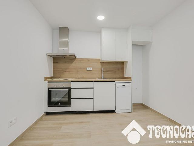 Dúplex en venta en calle D'isaac Albéniz, Badalona, de 56 m² 2 habitaciones por 165.000