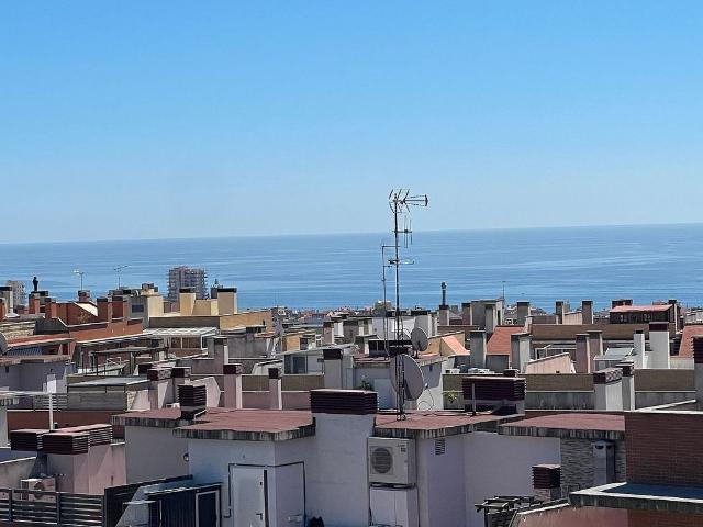 Dúplex en venta en calle Marià Ribas I Bertran de, Mataró, de 139 m² 4 habitaciones por 449.000